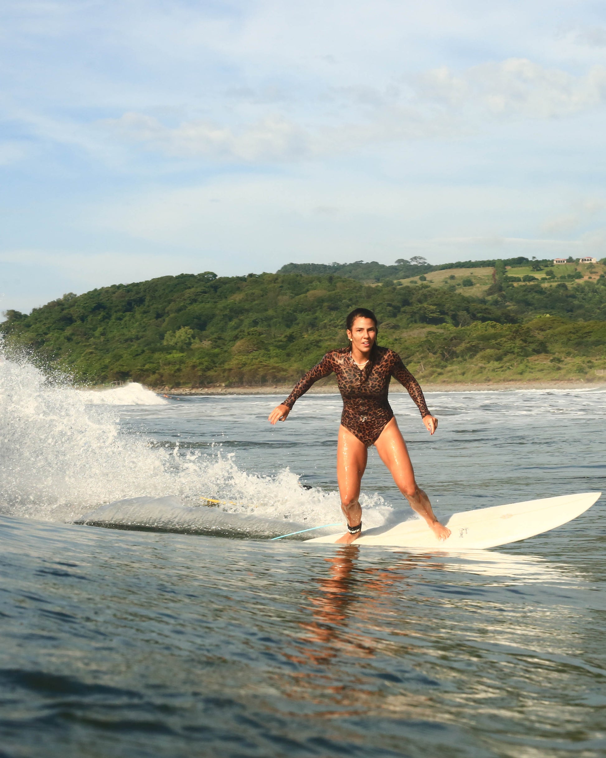 Maiô manga longa Gaya Onça para esportes aquáticos, beach wear, kite surf, natacao, SUP, paddleboard, stand up paddle, wakeboard, wind surf, roupa feminina de praia, roupa de praia, maio, wet suit, lycra para surfe, protecao UV