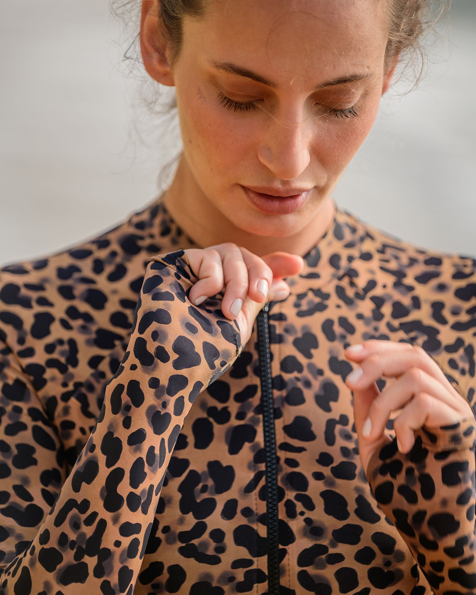 Maiô manga longa Gaya Onça para esportes aquáticos, beach wear, kite surf, natacao, SUP, paddleboard, stand up paddle, wakeboard, wind surf, roupa feminina de praia, roupa de praia, maio, wet suit, lycra para surfe, protecao UV