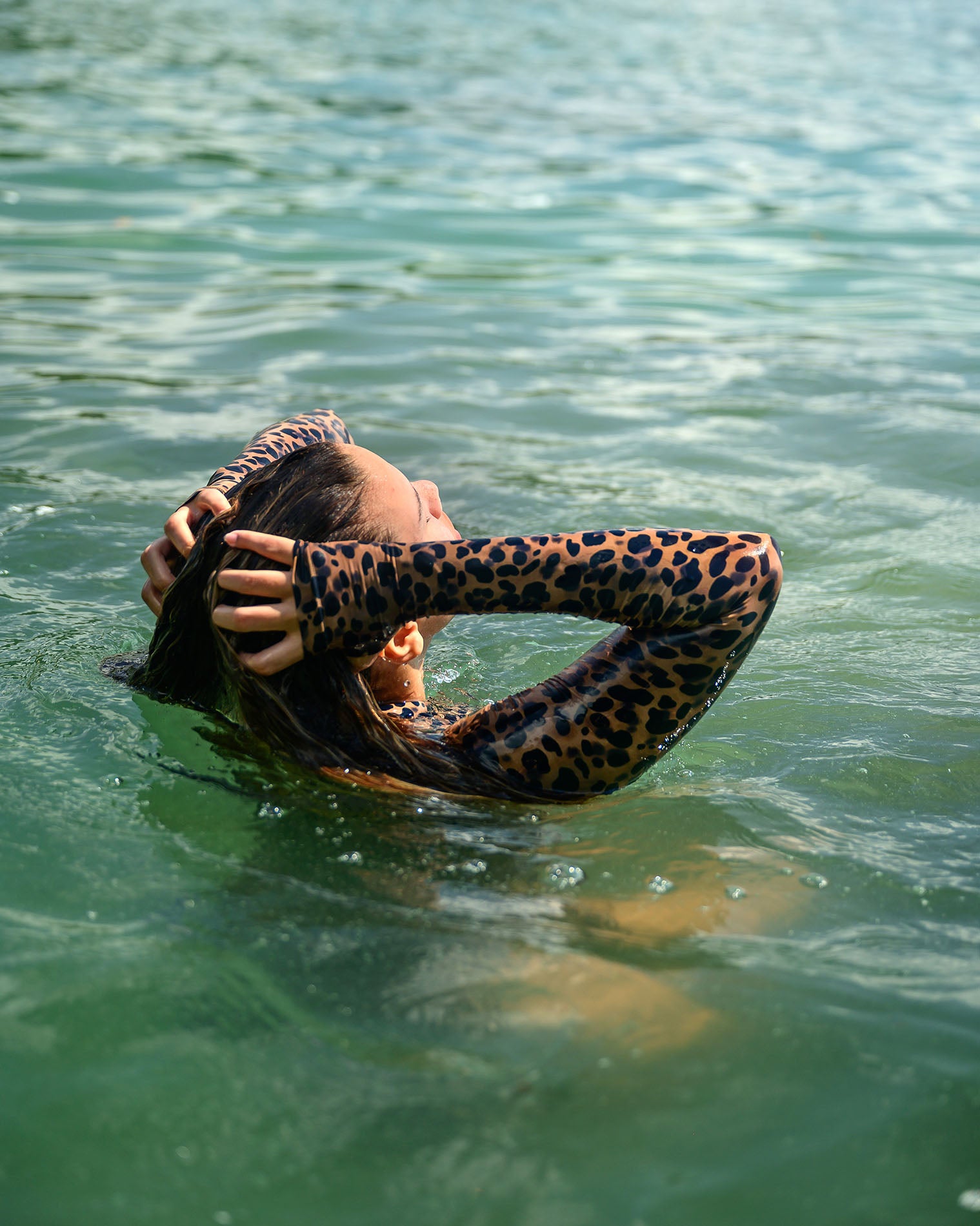 Maiô manga longa Gaya Onça para esportes aquáticos, beach wear, kite surf, natacao, SUP, paddleboard, stand up paddle, wakeboard, wind surf, roupa feminina de praia, roupa de praia, maio, wet suit, lycra para surfe, protecao UV