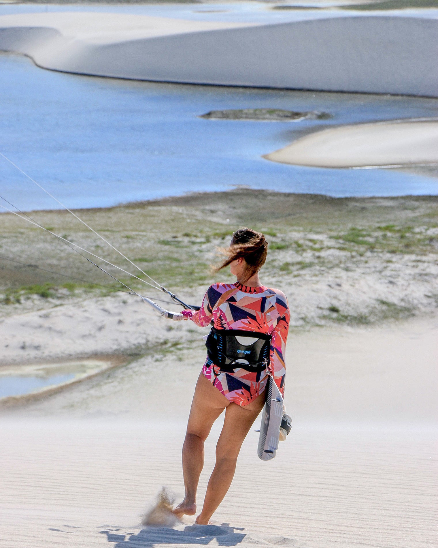 Maiô manga longa Maya Lily para esportes aquáticos, beach wear, kite surf, natacao, SUP, paddleboard, stand up paddle, wakeboard, wind surf, remo, canoa havaiana, vaa, roupa feminina de praia, roupa de praia, maio, wet suit, lycra para surfe, protecao UV