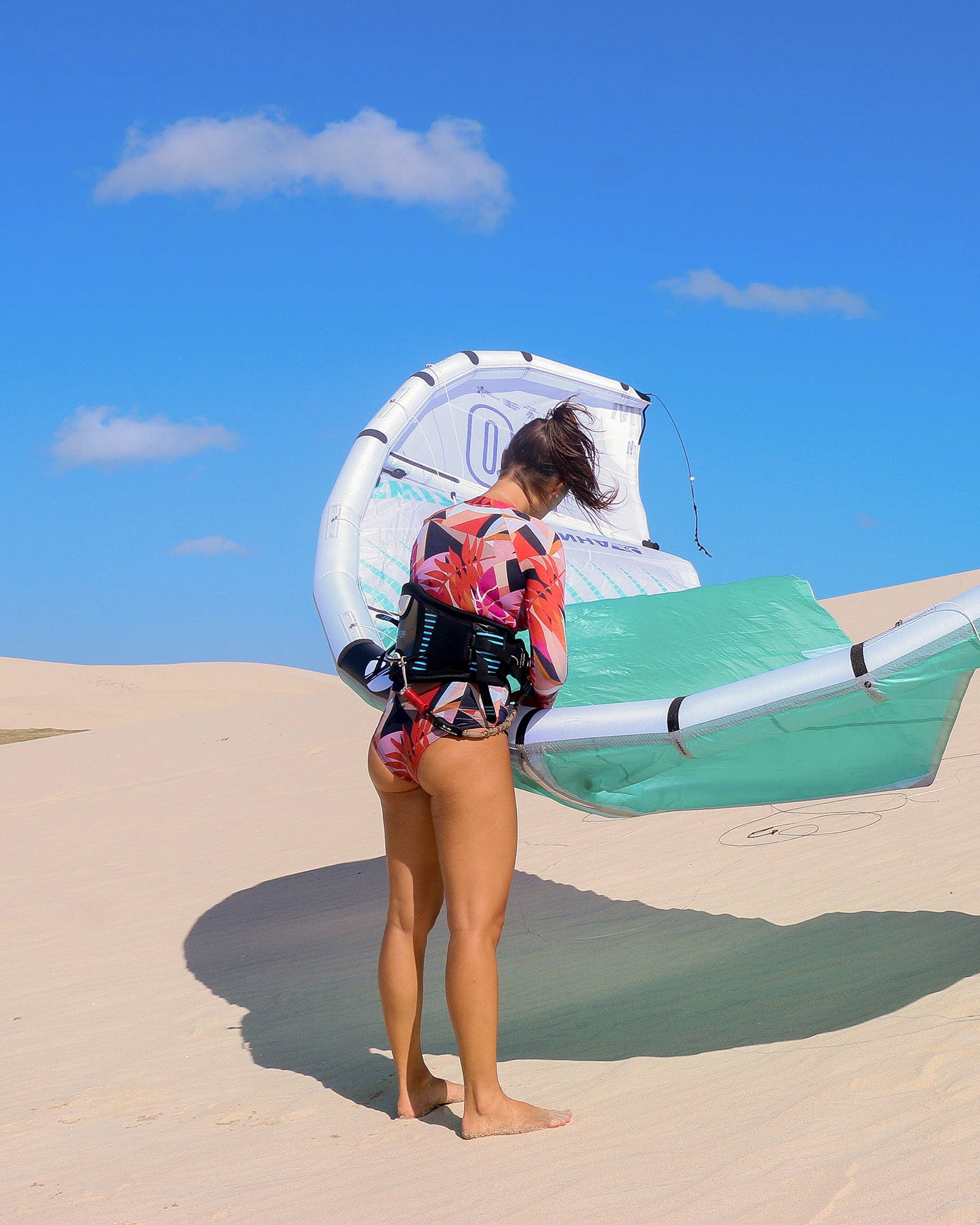 Maiô manga longa Maya Lily para esportes aquáticos, beach wear, kite surf, natacao, SUP, paddleboard, stand up paddle, wakeboard, wind surf, remo, canoa havaiana, vaa, roupa feminina de praia, roupa de praia, maio, wet suit, lycra para surfe, protecao UV