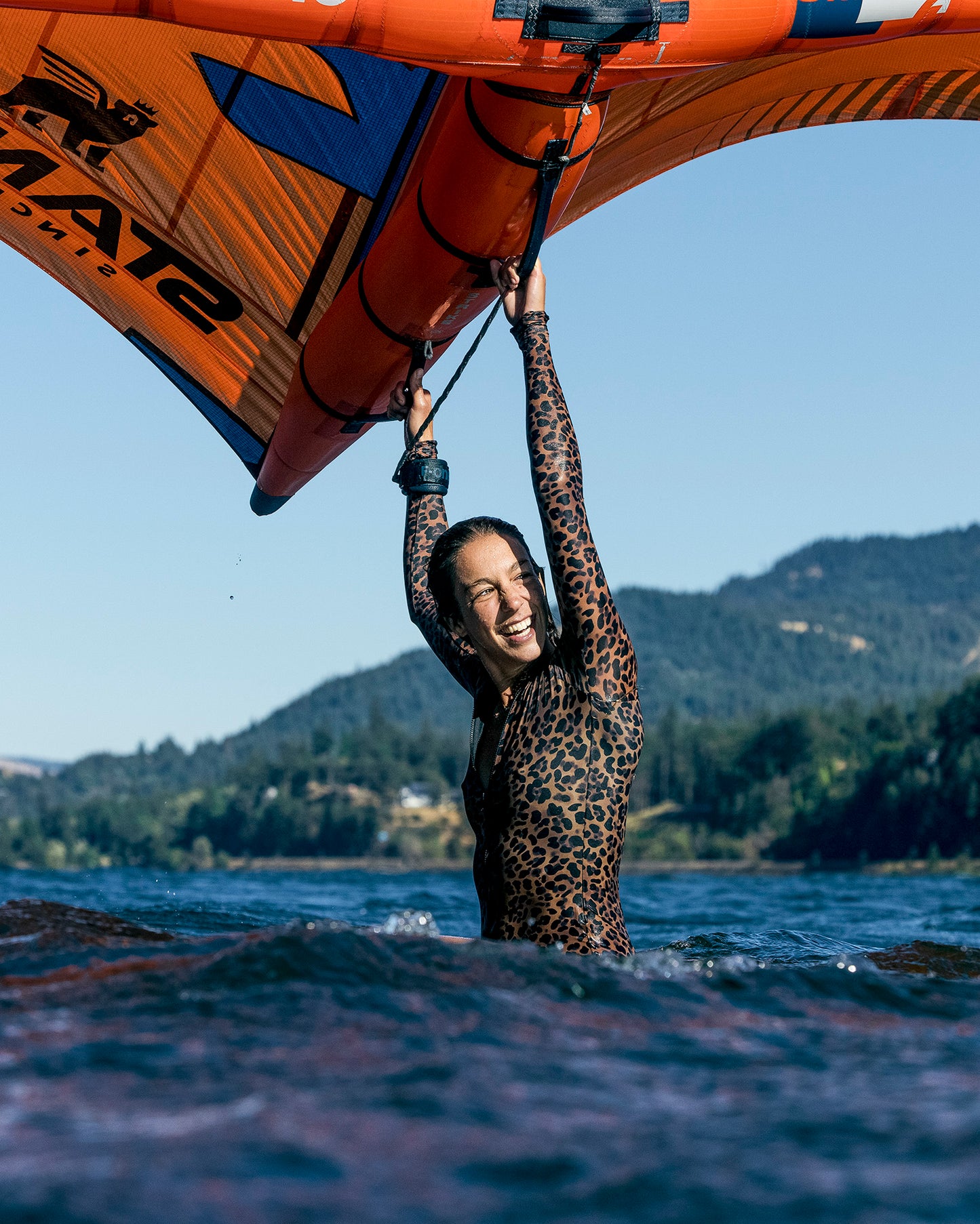 Marcela Witt usa Maiô Manga Longa Gaya Onça para esportes aquáticos, beach wear, kite surf, natacao, SUP, paddleboard, stand up paddle, wakeboard, wind surf, roupa feminina de praia, roupa de praia, maio, wet suit, lycra para surfe, protecao UV