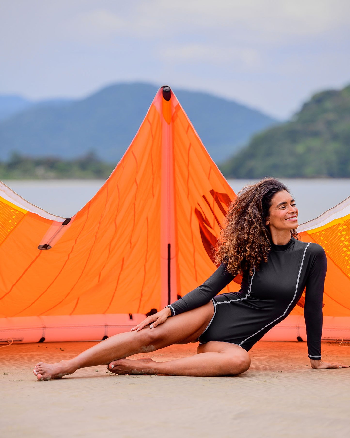Maiô Manga Longa com proteção UV Gaya Joana Preto para esportes aquáticos, beach wear, kite surf, natacao, SUP, paddleboard, stand up paddle, wakeboard, wind surf, roupa feminina de praia, roupa de praia, maio, wet suit, lycra para surfe, protecao UV
