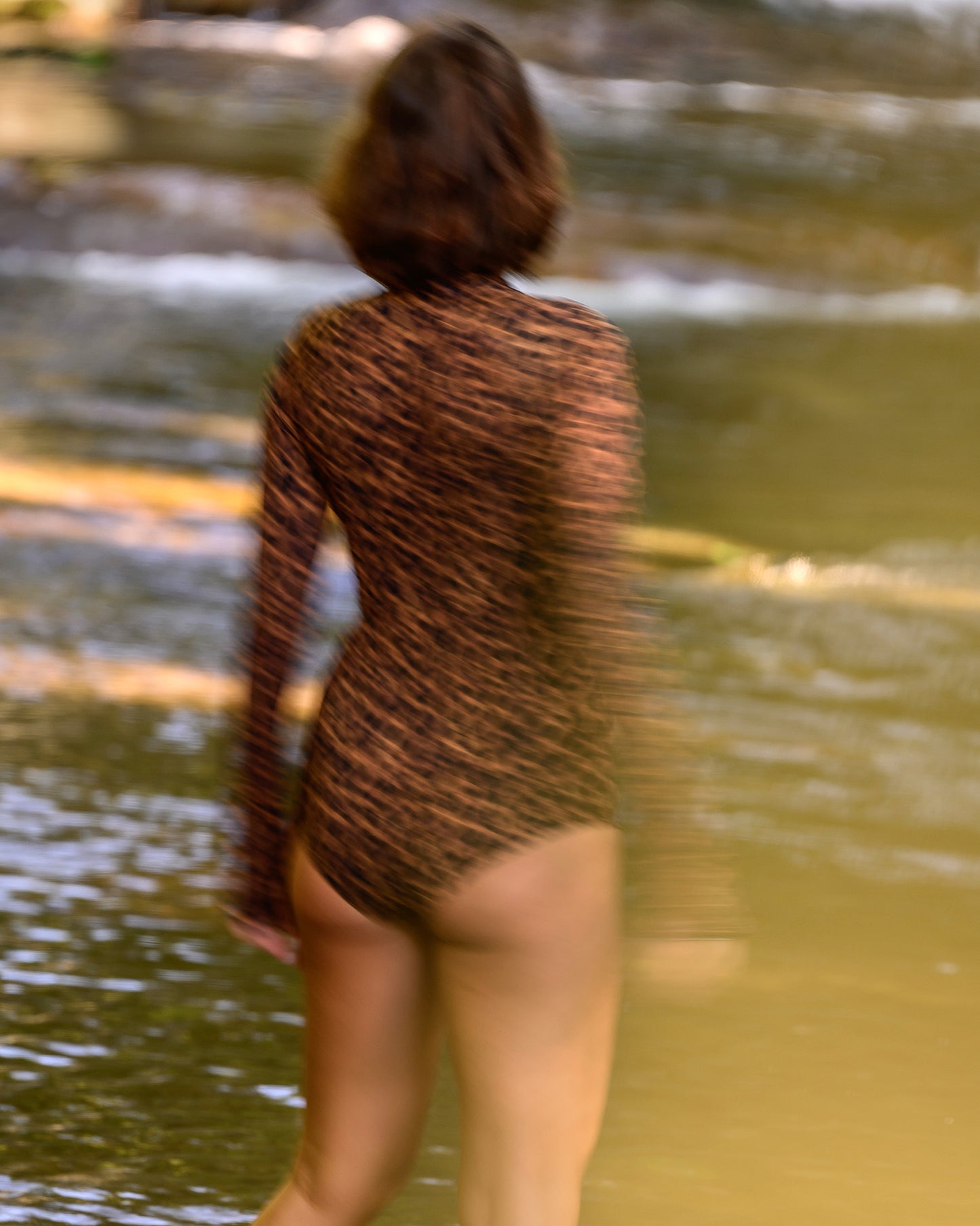 Maiô manga longa Gaya Onça para esportes aquáticos, beach wear, kite surf, natacao, SUP, paddleboard, stand up paddle, wakeboard, wind surf, roupa feminina de praia, roupa de praia, maio, wet suit, lycra para surfe, protecao UV