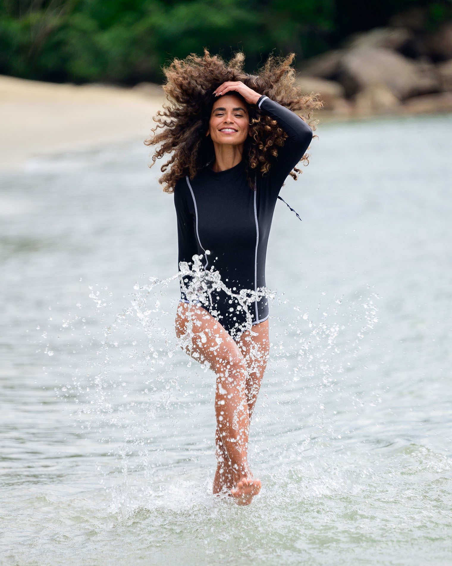 Maiô Manga Longa com proteção UV Gaya Joana Preto para esportes aquáticos, beach wear, kite surf, natacao, SUP, paddleboard, stand up paddle, wakeboard, wind surf, roupa feminina de praia, roupa de praia, maio, wet suit, lycra para surfe, protecao UV